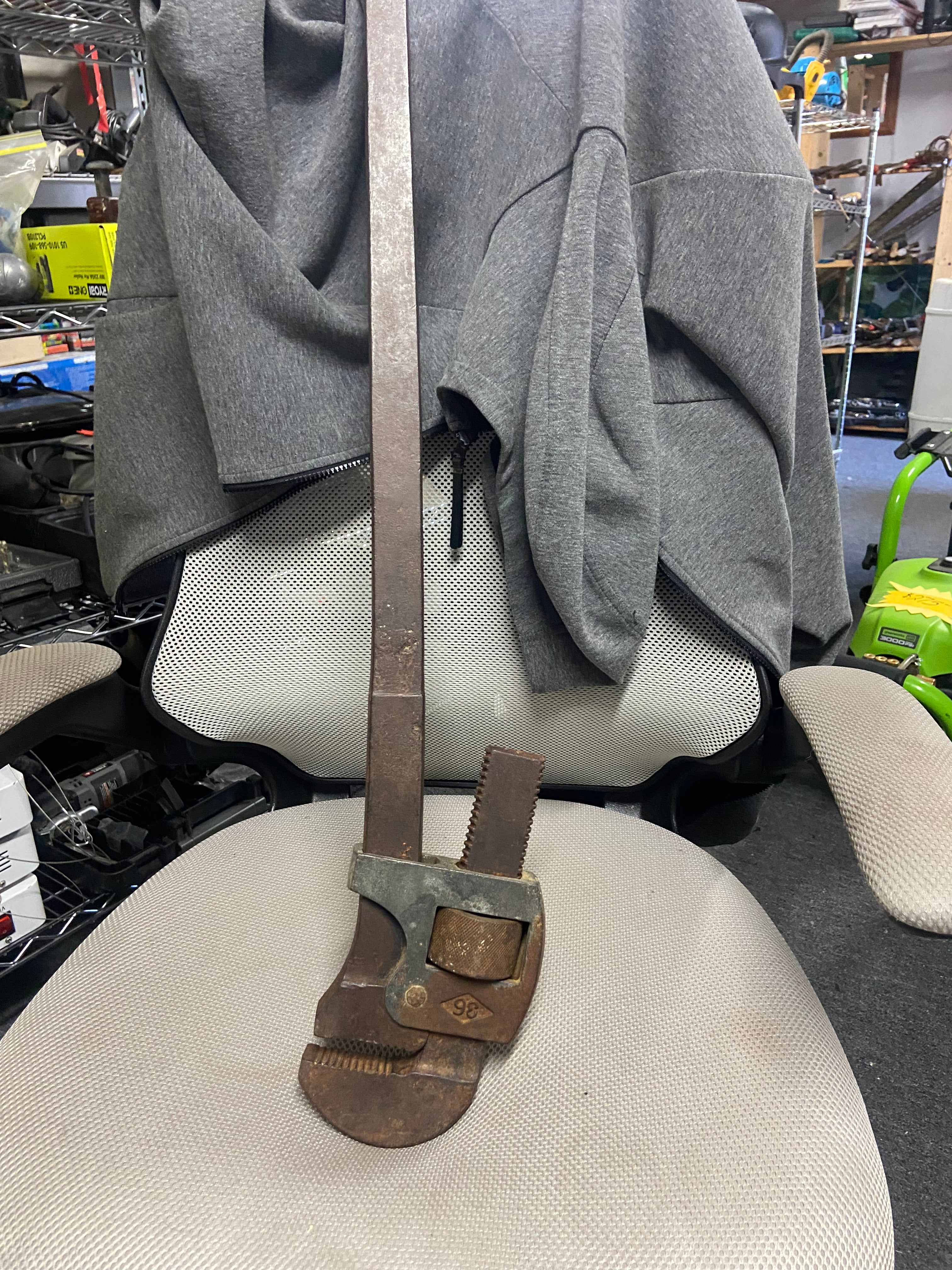 🔥 **HEAVY-DUTY 36” STEEL PIPE WRENCH – ONLY $50!** 🔥